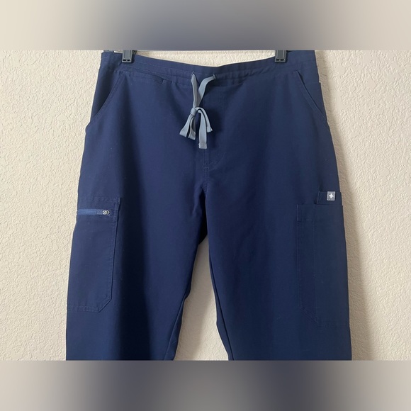 Figs Technical Collection Women’s Medium Petite Navy Blue Scrubs - Picture 2 of 4